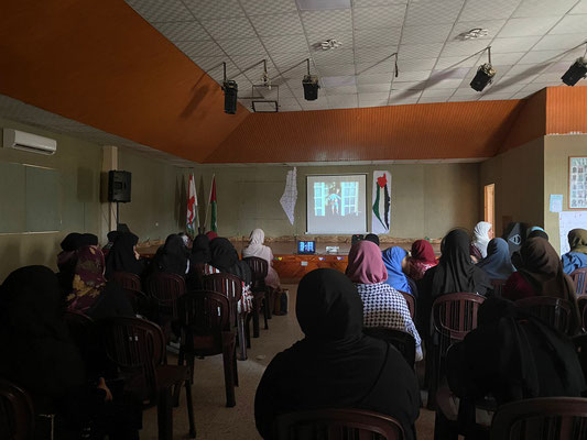 Le programme de bonheur familial du centre Borj Al Shemali a organisé une activité pour les mères à l'occasion de la Catastrophe palestinienne Nakba en projetant un film sur cette occasion le 15 mai 2023