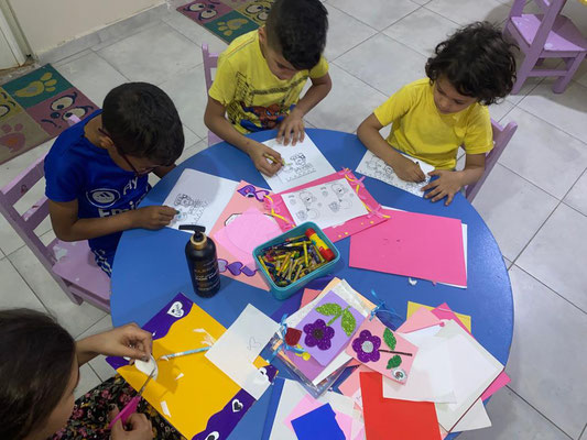 Les enfants font des cartes pour l'Eid Al Adha