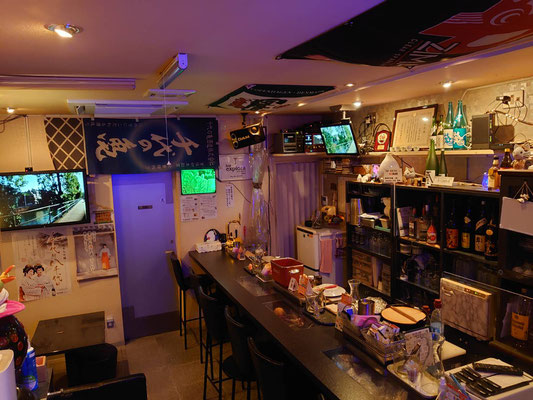 bar explora  (バー エクスプローラ) 　カウンター席写真画像　TEL089-946-9977　〒790-0003 愛媛県松山市三番町2-4-16