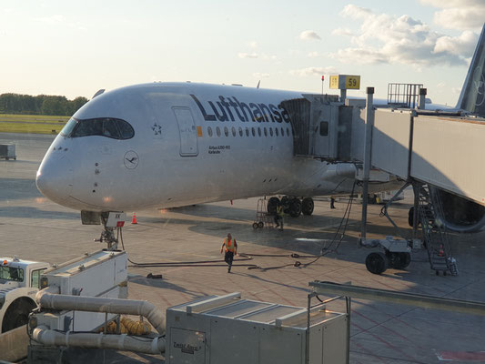 Nun steht sie bereit. Die Maschine, welche uns diese Nacht nach München bringen wird.