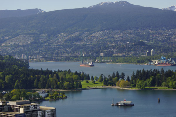 Blick nach West-Vancouver und Lions Gate Bridge