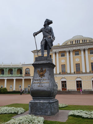 Pawlowsk-Palast, Statue für Zar Paul I. vor dem Hauptgebäude