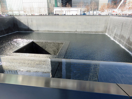 (I) 9/11 Memorial Plaza (Grundmauern des ememaligen World Trade Centers)