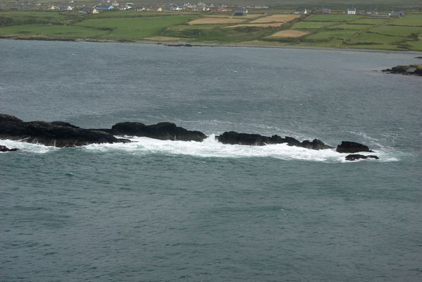 Küste bei Clynacartan. Blick von Valentia Island um Festland.