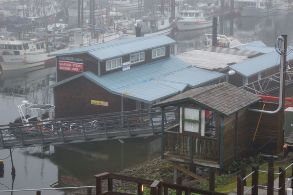 Floathouse Restaurant im Nebel