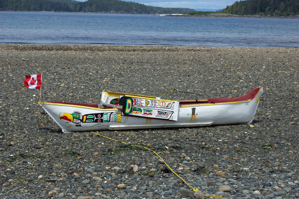 Kanu am Strand von Fort Rupert