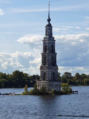 Unterwegs auf der Wolga (Uglitscher Stausee). Kalyazinsky Glockenturm Überbleibsel nach Flutung des Stausee's 1940.