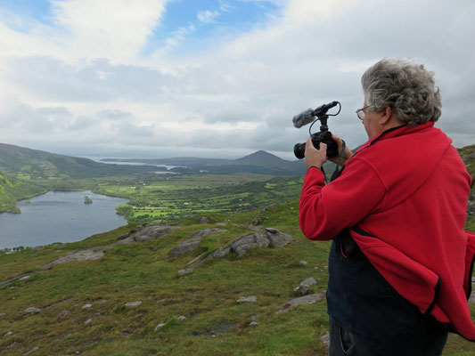 Healy Pass: Filmen Blick zum Glanmore Lake