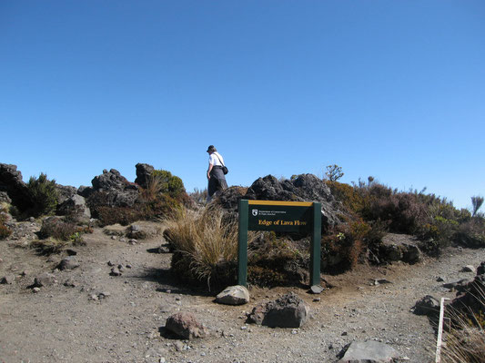 Wanderung durch Lava-Gestein