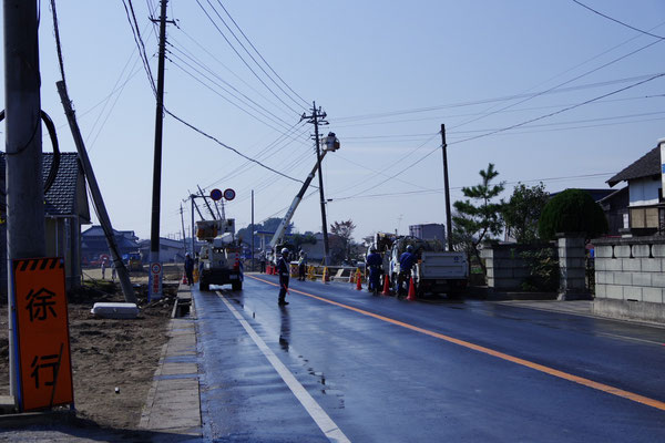 車の影になっているが大谷石の塀消失