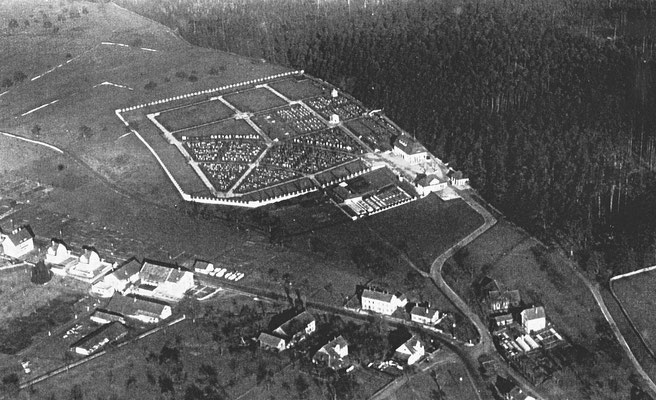 Luftaufnahme 1924. Erdbestattungsgräber ca 1/3 belegt. Birkenhain fast voll belegt mit Urnengräbern. Dies erforderte bereits die Planung einer ersten Erweiterung (Urnenhain I). 