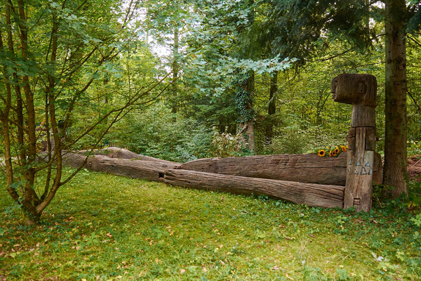 Hinter den Urnenmauern hat auch «Holidi» von Werner Jans einen gebührenden Platz gefunden. Nicht im Sinne einer Bestattung, sondern als Mitglied der grossen Familie von Kunstwerken im Friedhof Rosenberg.