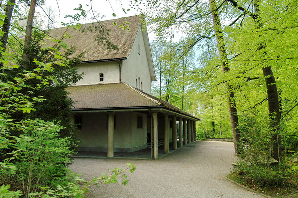 Die Abdankungskapelle mit dem Krematorium wurde 1910 von Bridler & Völki erbaut, 1952 von E. Bosshart zum ersten Mal und im Anschluss an den Neubau des Krematoriums nochmals innen sanft renoviert.