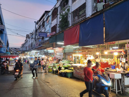 Huai Khwang Market