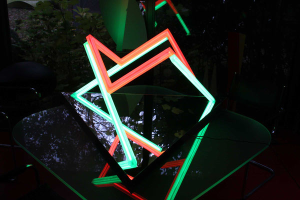 kubus auf stelzen, 2018, plexiglaskonstruktion auf 3-eck-spiegel, stefan sieboth