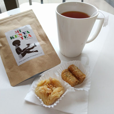 ドーハのラウンジから持ってきたアラブスイーツが朝ごはん