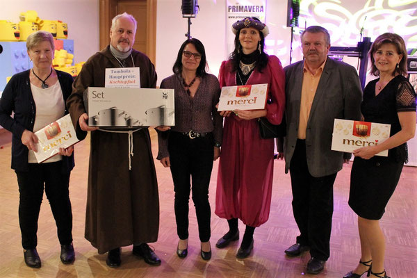 Hauptpreis Tombola-Gewinnerin: Martha Wurz aus Zwettl (3.v.l.)