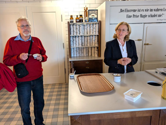 Obmann Otto Pollak bei der Eisverkostung
