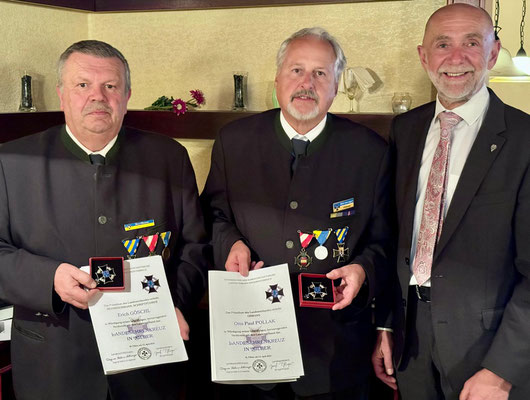 Verleinung des Landeskreuz in Silber an Erich Göschl und Otto Paul Pollak mit Bgm. Josef Schaden