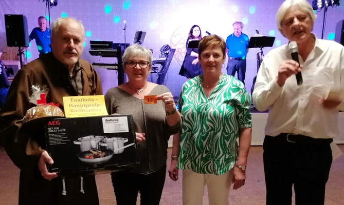 Tompola-Hauptpreisgewinnerin Fr. Martha Winter aus Sallingstadt Mit Obmann Otto Paul Pollak, Glücksengerl Hermine Prinz und Ballobmann Robert Reuberger