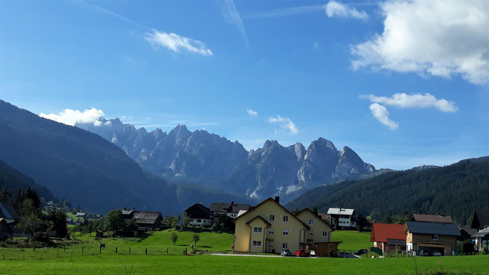 Panoramabild in die Gosauer Bergwelt.