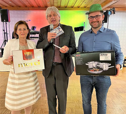Tombola-Hauptpreisgewinner: Christopher Edelmaier mit Ballobmann Robert Reuberger sowie Glücksengerl Roswitha Schaden