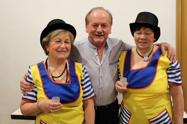 Empfangsdamen Christa und Anni mit Schankburschen Gerhard