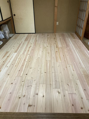 和室の床補強後の無垢の杉板施工完了の画像