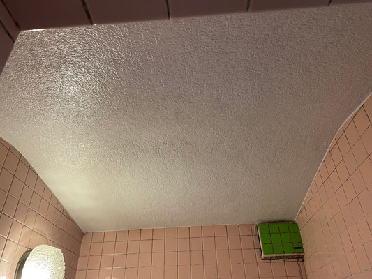 浴室の天井のカビ取りを完了し仕上げの塗装完了の画像