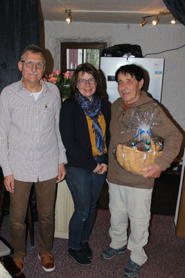 Kassier Reinhold Vogel, 2. Vorsitzende Jutta Albert und Norbert Steger für 70 Jahre Mitgliedschaft (v. links)