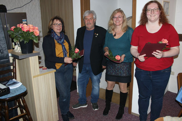 25-Jahre Mitgliedschaft, Jutta Albert, Claudia Schneider, Susanne Zeltner (v. links), dazwischen Walter Steger 1.Vorsitzender