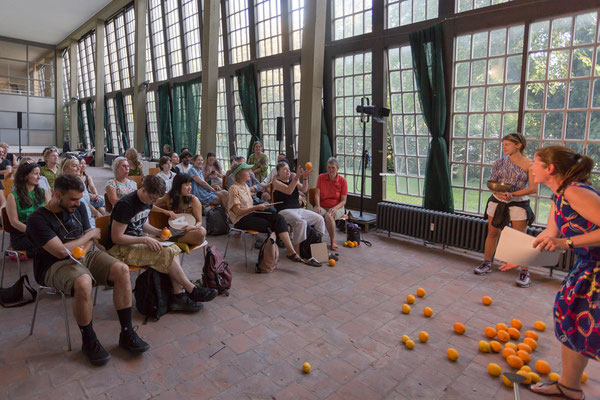  HOLY SHIT!, Lecture Performance von Ella Ziegler, Foto: Oliver Möst