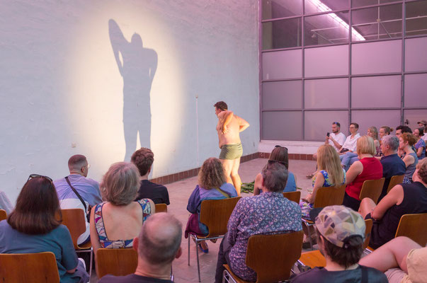  Selbstporträt als Gurke, Aron Lesnik, Foto: Oliver Möst