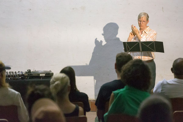 Parts from My Dog is My Piano, a sonic lecture-performance von Antonia Baehr, Foto: Oliver Möst