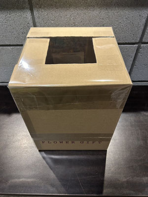 梱包品が花であるとわかるよう窓をつけて上から中が見えるように梱包します