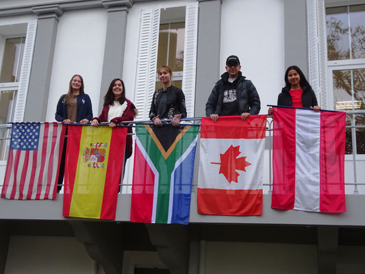 étudiants et drapeaux