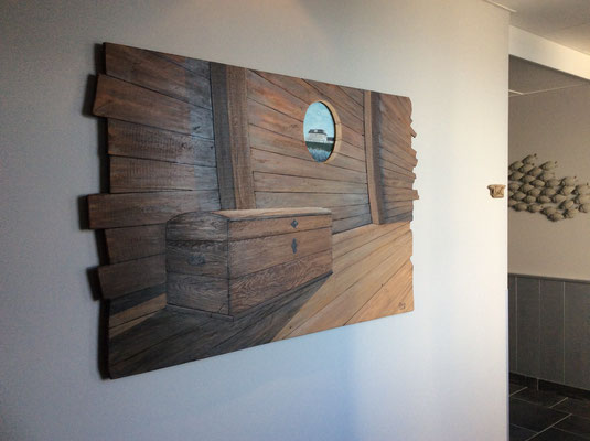 Das Holzbild ist an seinem neuen Platz angekommen (Strandhotel Dagebüll).