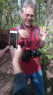 Tobias Fröhlich mit der Blindschleiche (Foto: Sebastian Burkhart)