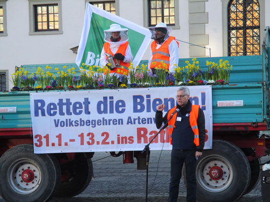 Kundgebung auf dem Rathausplatz