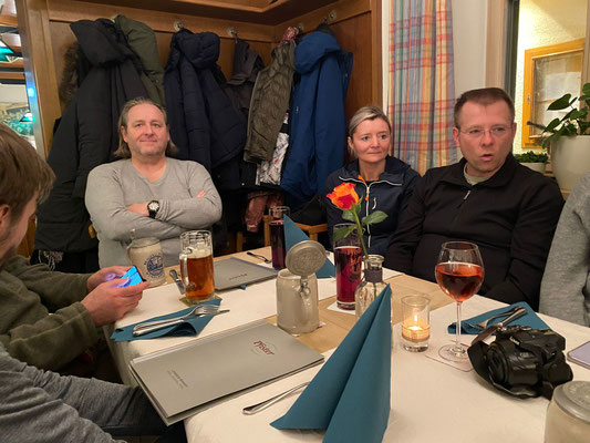 Helmut Schmitt (Vorsitzender der KG Forchheim), Frau Brehm und Herr Brehm (Verantwortlicher für die Uhus und Wanderfalken in Oberfranken)