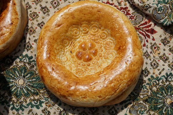 So sieht ein Brot in Uzbekistan aus - und es schmeckt so lecker, wie es schön verziert ist - jedes Brot ist so schön verziert...!