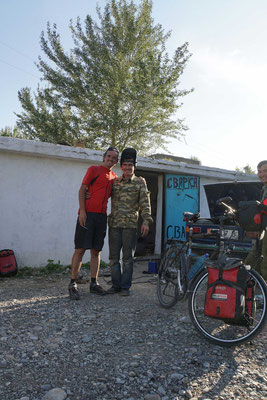 Der Schweisser, welcher am zweiten Tag auf dem Weg nach Bishkek Passpartu fachmännisch geschweisst hat - einfach schnell am  Strassenrand....