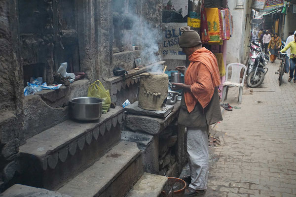 Teeküche in den Gassen Varanasis...
