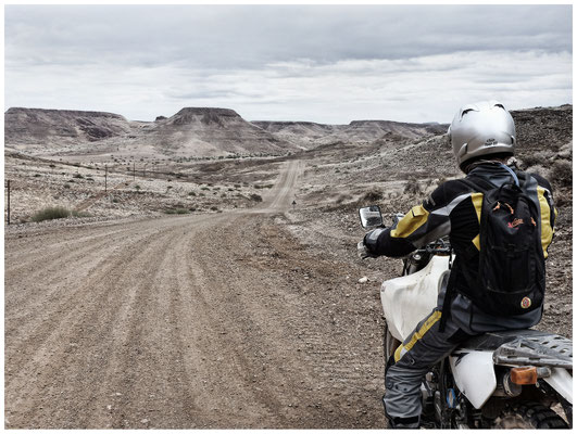 Namibia mit einer Suzuki DR