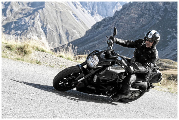 In den französischen Alpen mit der Ducati Diavel