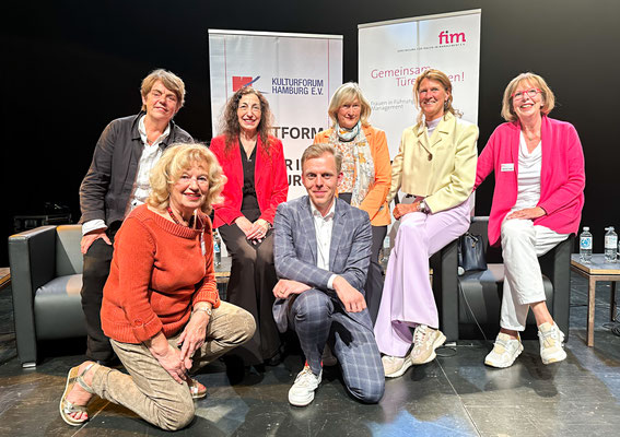 Podiumsgäste und Gastgeberinnen CornelieSonntag-Wolgast und Marion Lietke