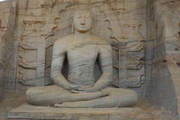 Premier bouddha assis du Gal Vihara Temple