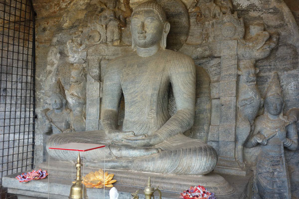 Second bouddha assis avec Vishou et Brahma