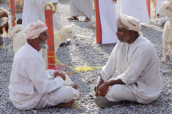 Discussion commerciale sur la marché de Nizwa