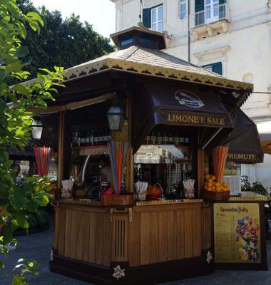 Kiosque sur la Piazza Emanuele Pancali